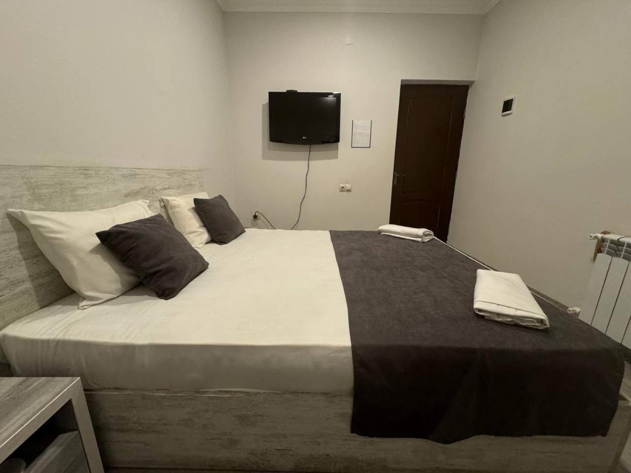 Hotel Menua Yerevan Quarto foto