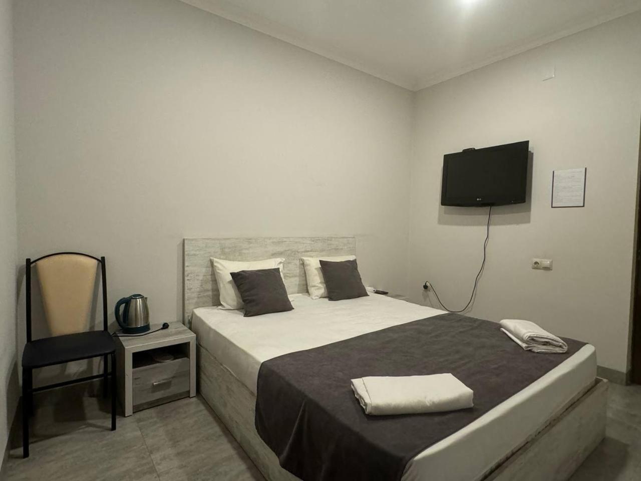 Hotel Menua Yerevan Quarto foto
