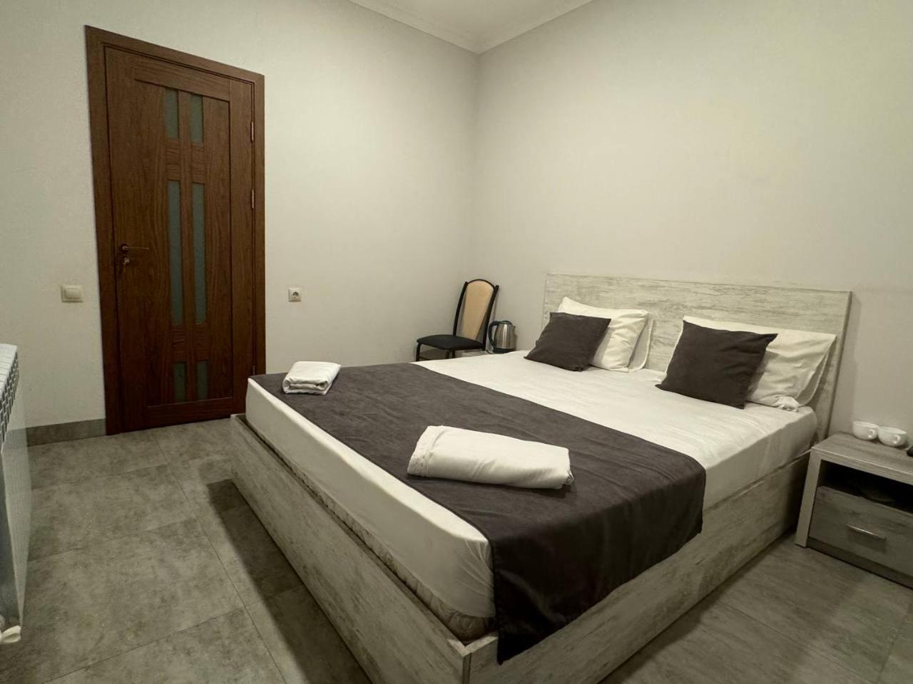 Hotel Menua Yerevan Quarto foto